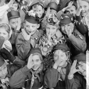 Carnaval in Zuid Nederland , kinderen met hun bekende carnavalsgroet, Bestanddeelnr 917-4791