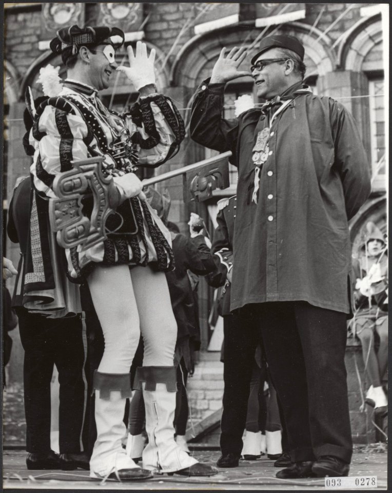 Carnaval 1967 Agge maar leut et. Twee belangrijke gasten op het erepodium voor, Bestanddeelnr 093-0278