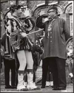 Carnaval 1967 Agge maar leut et. Twee belangrijke gasten op het erepodium voor, Bestanddeelnr 093-0278