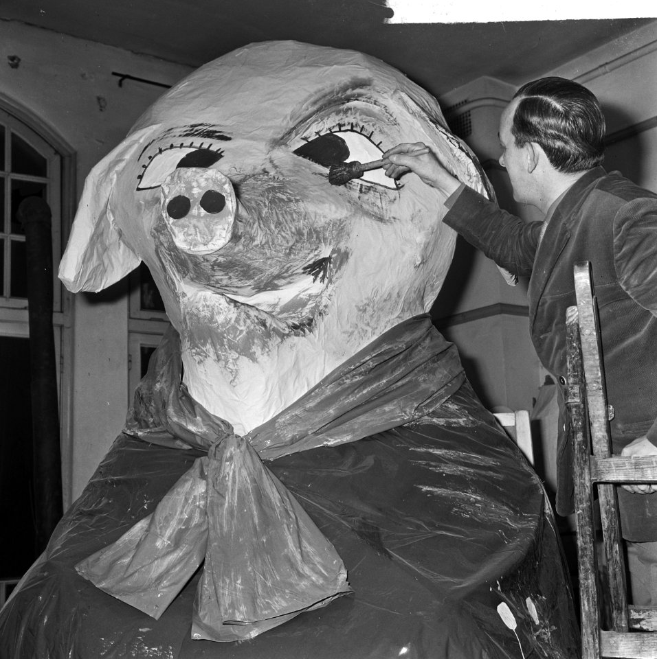Carnaval 1965, in Den Bosch wordt hard gewerkt met het verven van zelfgemaakt po, Bestanddeelnr 917-4395