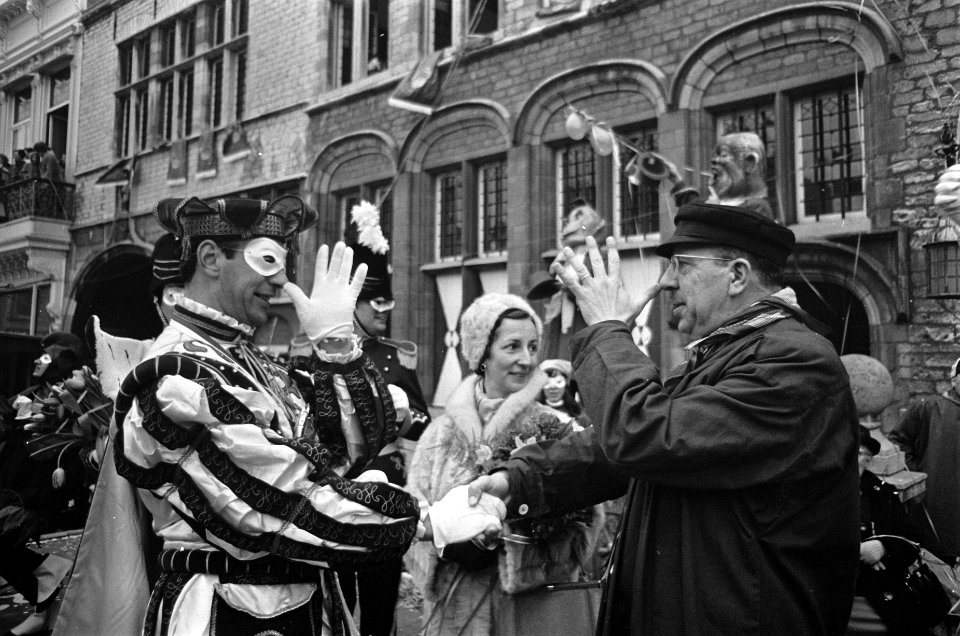 Carnaval Bergen op Zoom , Burgemeester Van der Laar en prins Nillis II (links) g, Bestanddeelnr 921-1088