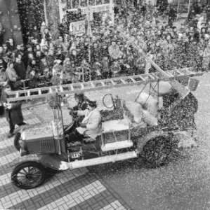 Carnaval Bergen op Zoom , Prins Nilles 2 groet voor he stadhuis feestend Bergen , Bestanddeelnr 917-4801