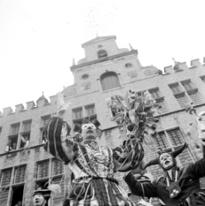Carnaval Bergen op Zoom , Prins Nilles 2 groet voor he stadhuis feestend Bergen , Bestanddeelnr 917-4798