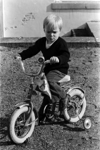 Carlos Xavier Bernardo op zijn kinderfiets, Bestanddeelnr 929-0521