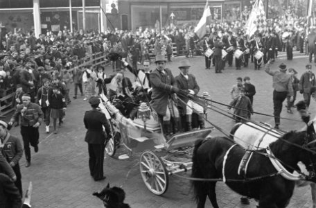 Carnaval 1963. Prins Amadore 18 arriveert in Den Bosch ontvangen door burgemeest, Bestanddeelnr 914-8621