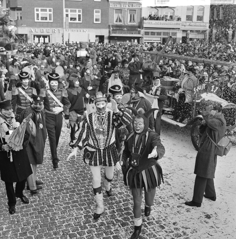 Carnaval 1963. Prins Amadore 18 arriveert in Den Bosch ontvangen door burgemeest, Bestanddeelnr 914-8626