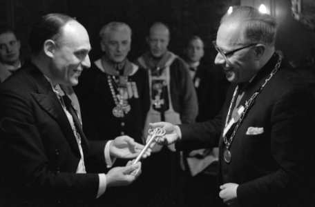 Carnaval 1963. Prins Amadore 18 arriveert in Den Bosch ontvangen door burgemeest, Bestanddeelnr 914-8622