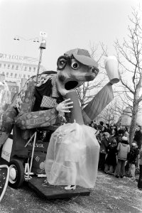 Carnaval in Eindhoven alcoholtest met blaaspijpje in de optocht, Bestanddeelnr 927-7394