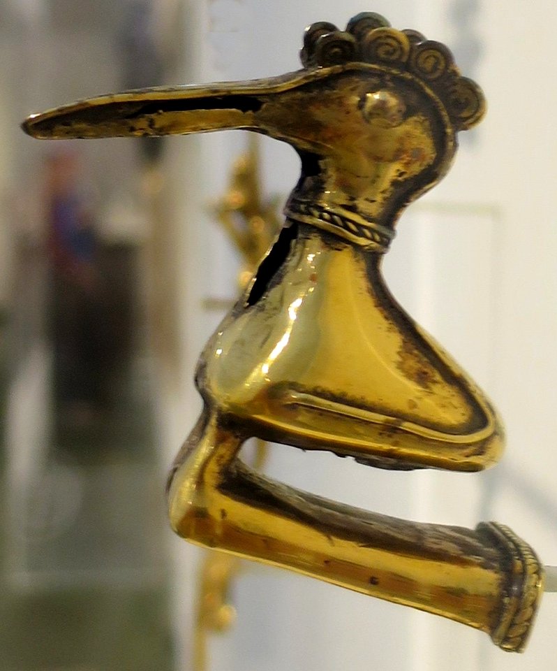 Cast gold finial in the form of a bird, Sinú culture, Honolulu Museum of Art, 4493.16
