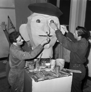 Carnaval 1965, in Den Bosch wordt hard gewerkt met het verven van zelfgemaakt po, Bestanddeelnr 917-4396