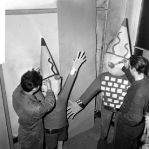 Carnaval 1965, in Den Bosch wordt hard gewerkt met het verven van zelfgemaakt po, Bestanddeelnr 917-4398