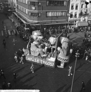 Carnaval 1963. Oeteldonk op zijn kop, Knillus Troost een van de prachtige praalw, Bestanddeelnr 914-8668