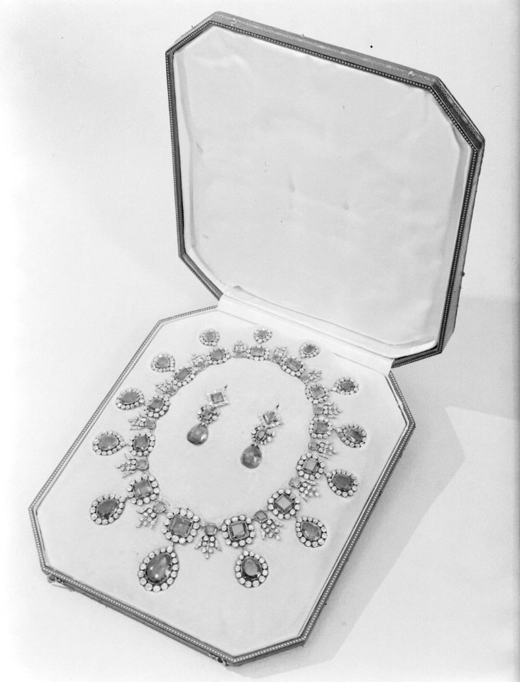 Cassette met collier en oorhangers met briljanten Van Cleef & Arpels, Bestanddeelnr 190-0860