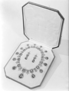 Cassette met collier en oorhangers met briljanten Van Cleef & Arpels, Bestanddeelnr 190-0860