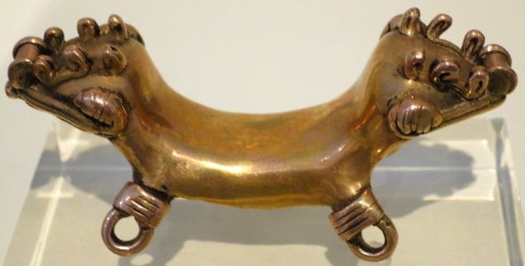 Cast gold pendant in the form of a double-headed animal, Panama, Honolulu Museum of Art, 303.1