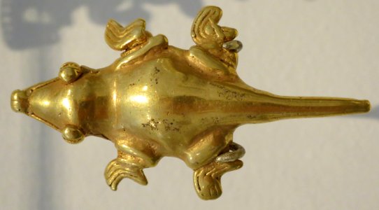 Cast gold crocodile pendant, Panama, Honolulu Museum of Art, 305.1