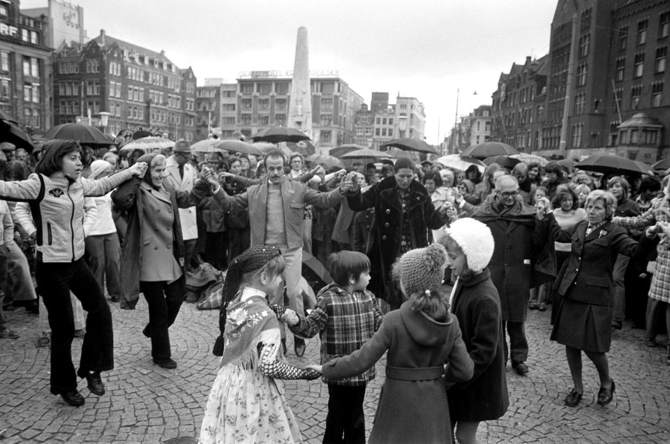 Catalaans feest op Dam in Amsterdam Sardaanse dans op de Dam, Bestanddeelnr 927-5096