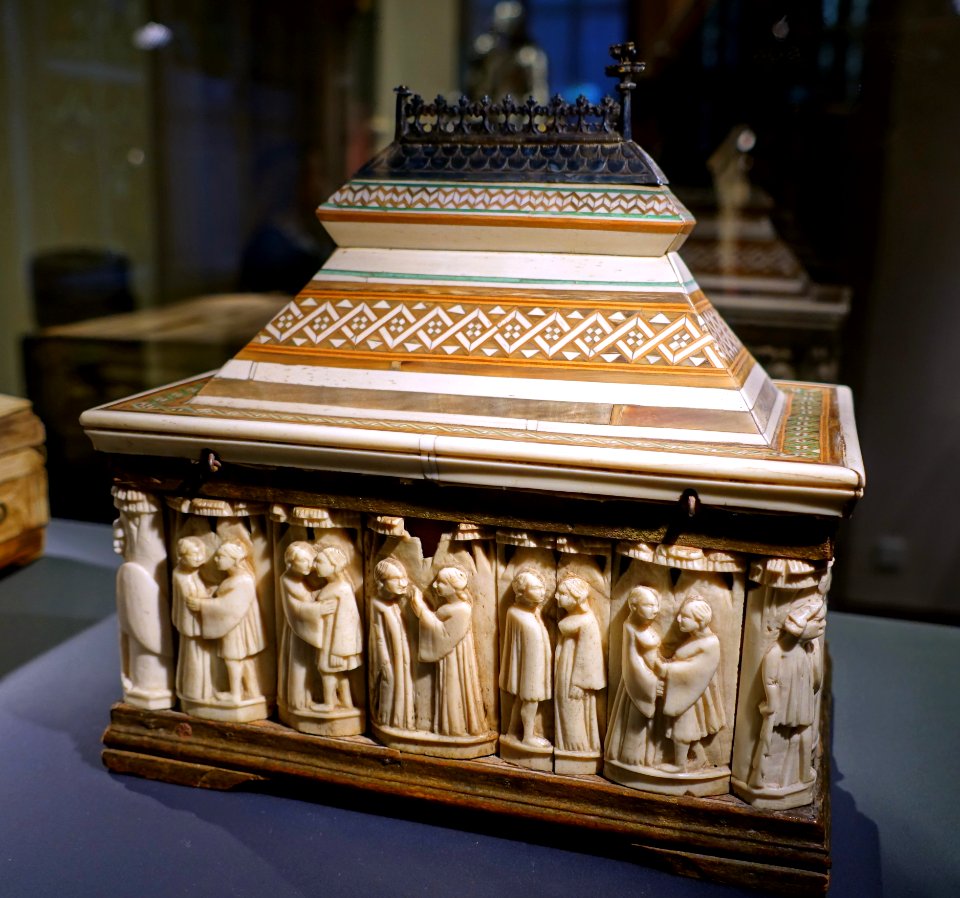 Casket by the Embriachi Workshop, Venice, early 1400s, bone, wood, silvered bronze - Hessisches Landesmuseum Darmstadt - Darmstadt, Germany - DSC00431