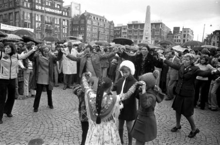 Catalaans feest op Dam in Amsterdam Sardaanse dans op de Dam, Bestanddeelnr 927-5095
