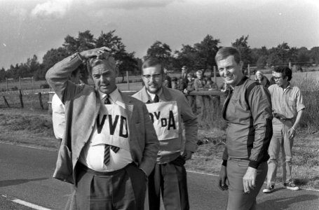 Cartingwedstrijd voor politici op Driebergen. Bij de start, Bestanddeelnr 920-6844