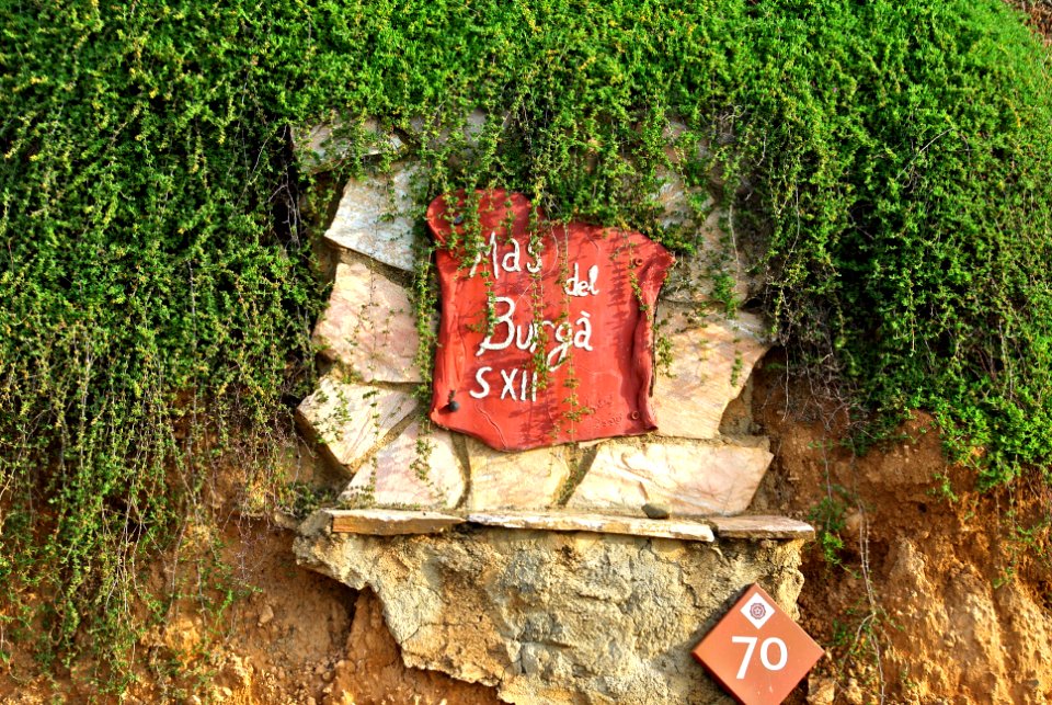 Cartell a l'entrada del Mas del Burgar