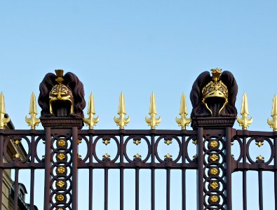 Casques grille école militaire