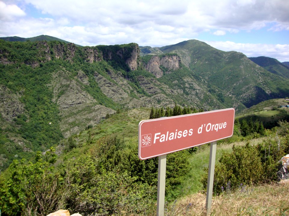 Castanet-le-Haut (Hérault, Fr) vue sur les falaises d'Olque