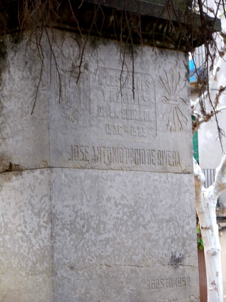 Caspe - Monumento a los Caídos con evocación joseantoniana