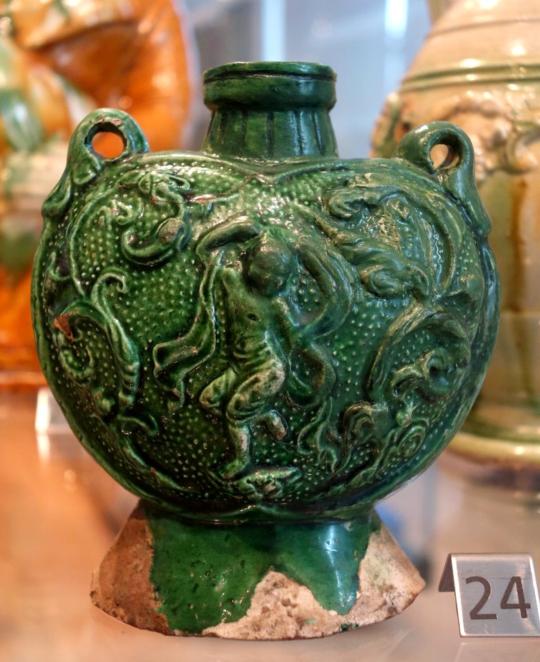 Canteen, China, Tang dynasty, c. 675-750, glazed earthenware - Royal Ontario Museum - DSC04049