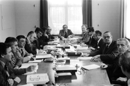 CAO-onderhandelingen in de groot-metaal, links de vakbond met 3e van links voorz, Bestanddeelnr 929-5649