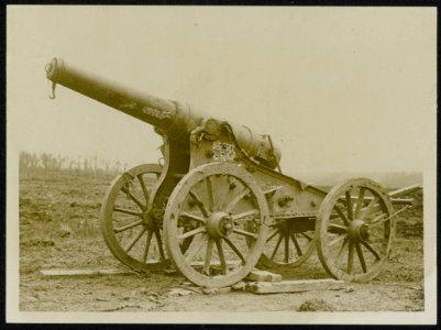 Captured German heavy gun on the battlefield, Bestanddeelnr 158-0182
