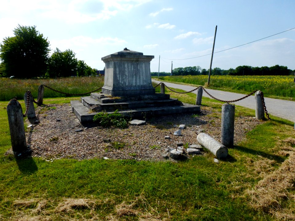 Caorches-Saint-Nicolas (Eure, Fr) socle d'un croix de chemin disparu