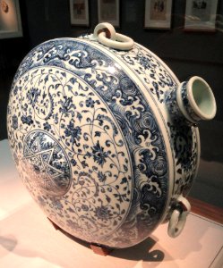 Canteen, China, Jiangxi Province, 15th century, porcelain with cobalt under colorless glaze - Freer Gallery of Art - DSC05405