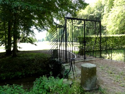 Cany-Barville (Seine-Mar.) grille et douves, château de Cany