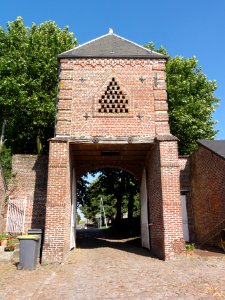 Capelle (Nord, Fr) porche-pigeonnier