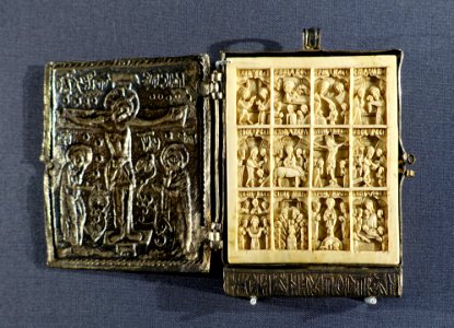 Capsule with relief plaque, Athos, 16th century, ivory - Museum Schnütgen - Cologne, Germany - DSC00205