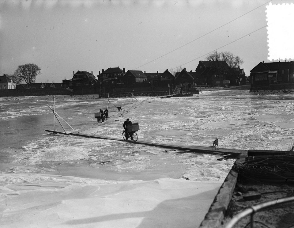 Capelle aan den IJssel, voetgangers over de rivier, Bestanddeelnr 906-2781