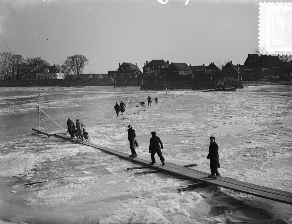 Capelle aan den IJssel, voetgangerspad over de rivier, Bestanddeelnr 906-2780