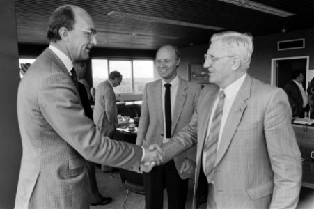 CAO-overleg voor beroepsgoederenvervoer vlnr mr. W. L. Verhoeff (werkgevers), , Bestanddeelnr 933-6766
