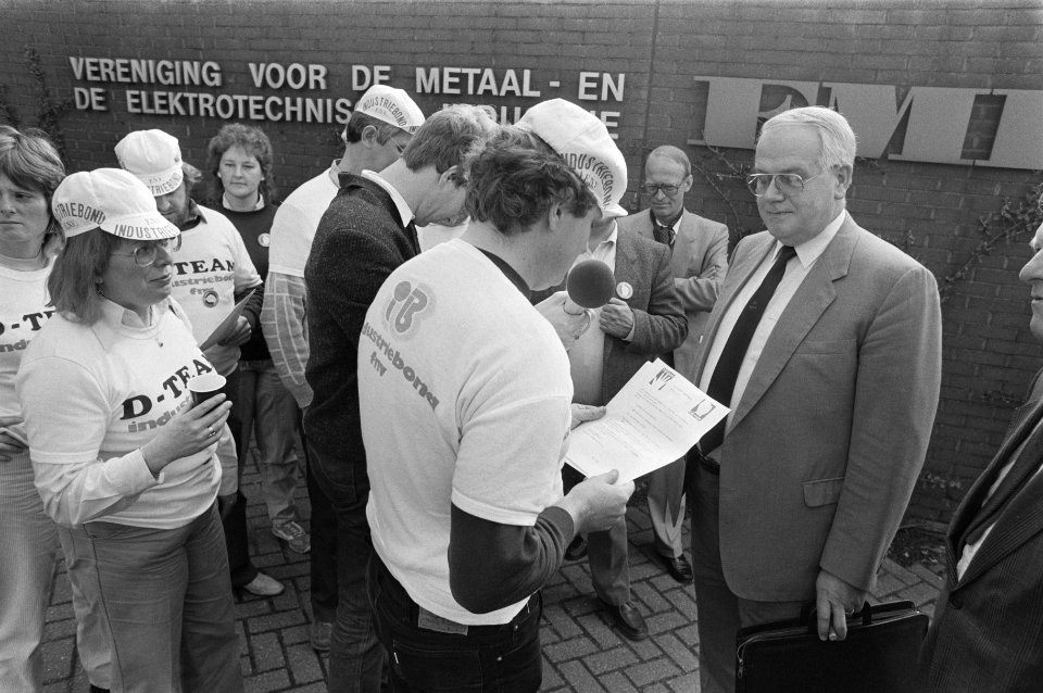CAO-overleg tussen FME en bonden bij aankomst werd vice-voorzitter FME, J.H.S. , Bestanddeelnr 933-2990