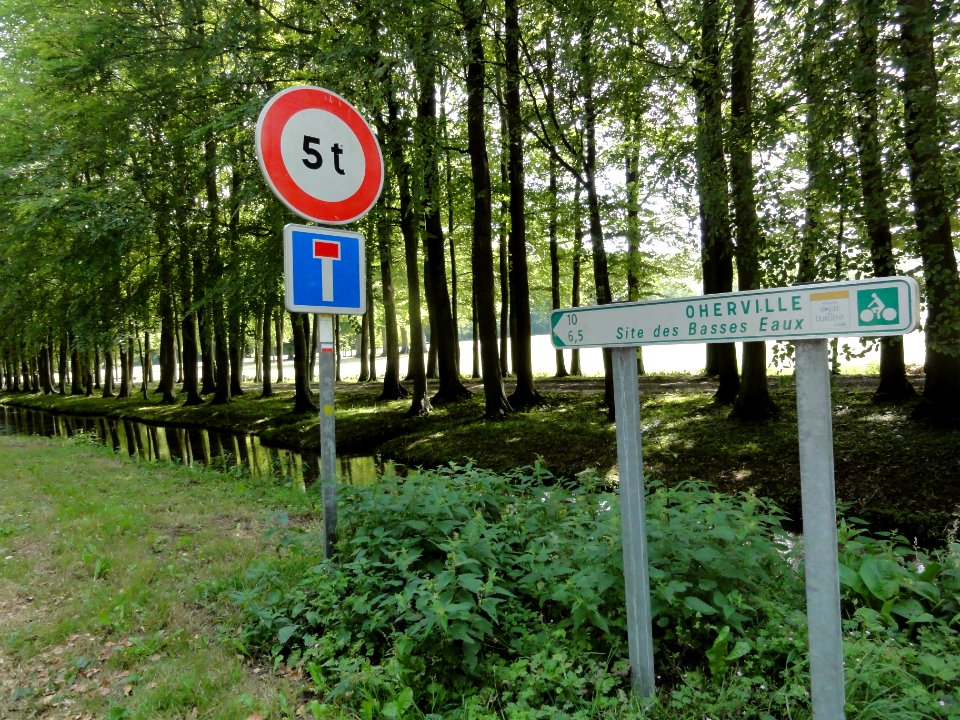 Cany-Barville (Seine-Mar.) véloroute vallée de la Durdent longeant le château de Cany