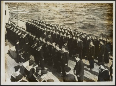 Captain Maclachlan inspecting men on Sunday morning on quarter deck, Bestanddeelnr 158-2635