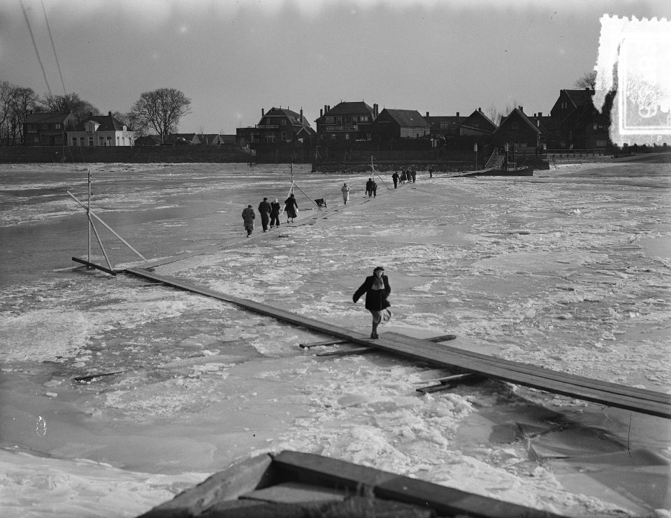 Capelle aan den IJssel, voetgangers over de rivier, Bestanddeelnr 906-2782