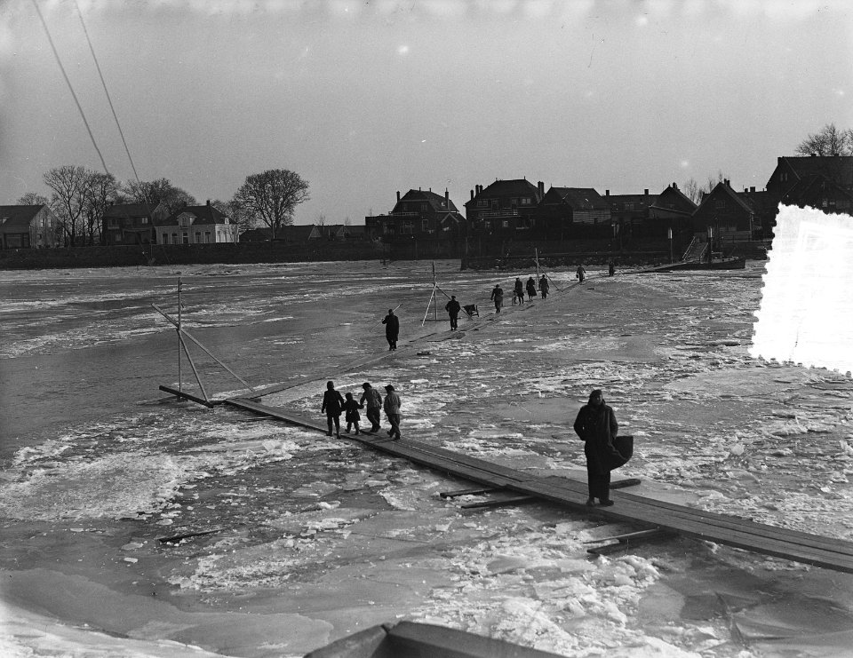 Capelle aan den IJssel, voetgangers over de rivier, Bestanddeelnr 906-2783