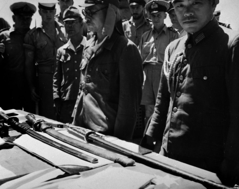 Capitulatie van Japanse troepen op Timor. Japanse officieren hebben hun zwaarden, Bestanddeelnr 935-3596