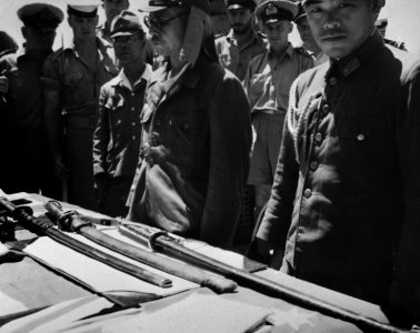 Capitulatie van Japanse troepen op Timor. Japanse officieren hebben hun zwaarden, Bestanddeelnr 935-3596