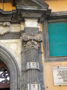 Capitello apotropaico di Palazzo Monteleone