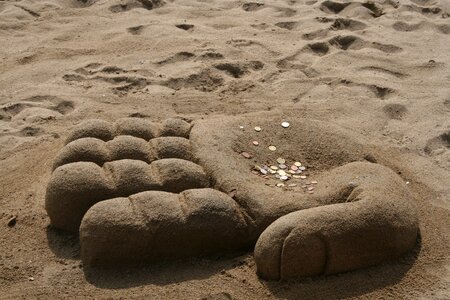 Beach hand money