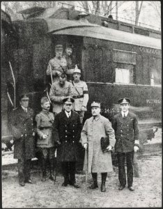 Capitulatie 11 november 1918. Generaal Foch verlaat de spoorwagon waarin de capi, Bestanddeelnr 158-2387