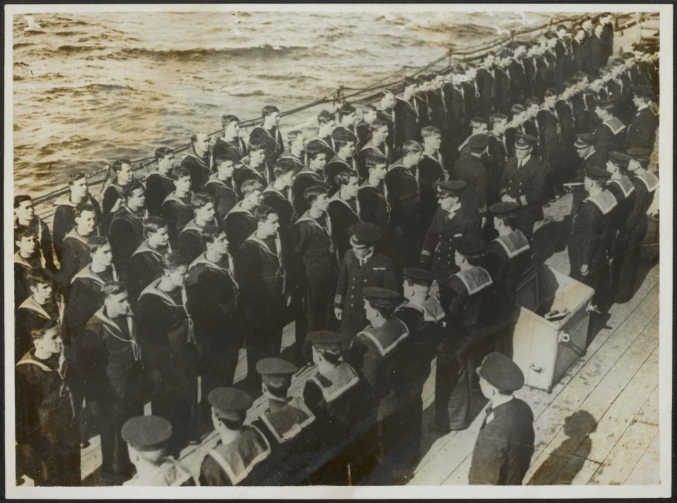 Captain Maclachlan inspecting men on Sunday morning on quarter deck, Bestanddeelnr 158-2634